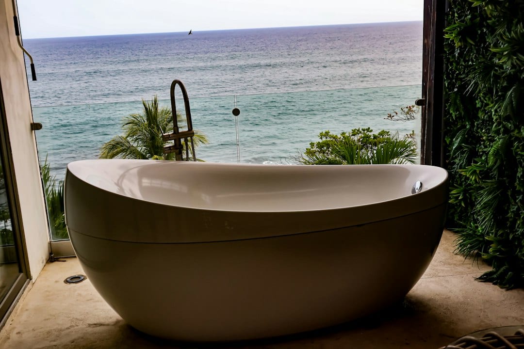 Modern bathroom with natural light and tropical finishes
